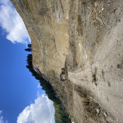 Talus purgé sur le chantier, vu depuis la piste