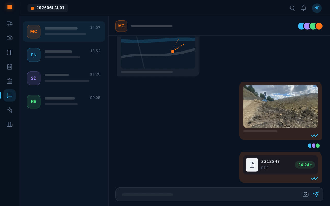 Une conversation de chantier, avec une photo, un bon en pièce jointe et les accusés de lecture.